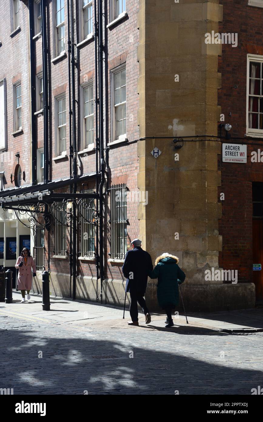 Coppia anziana che cammina su Rupert Street a Soho, Londra Foto Stock