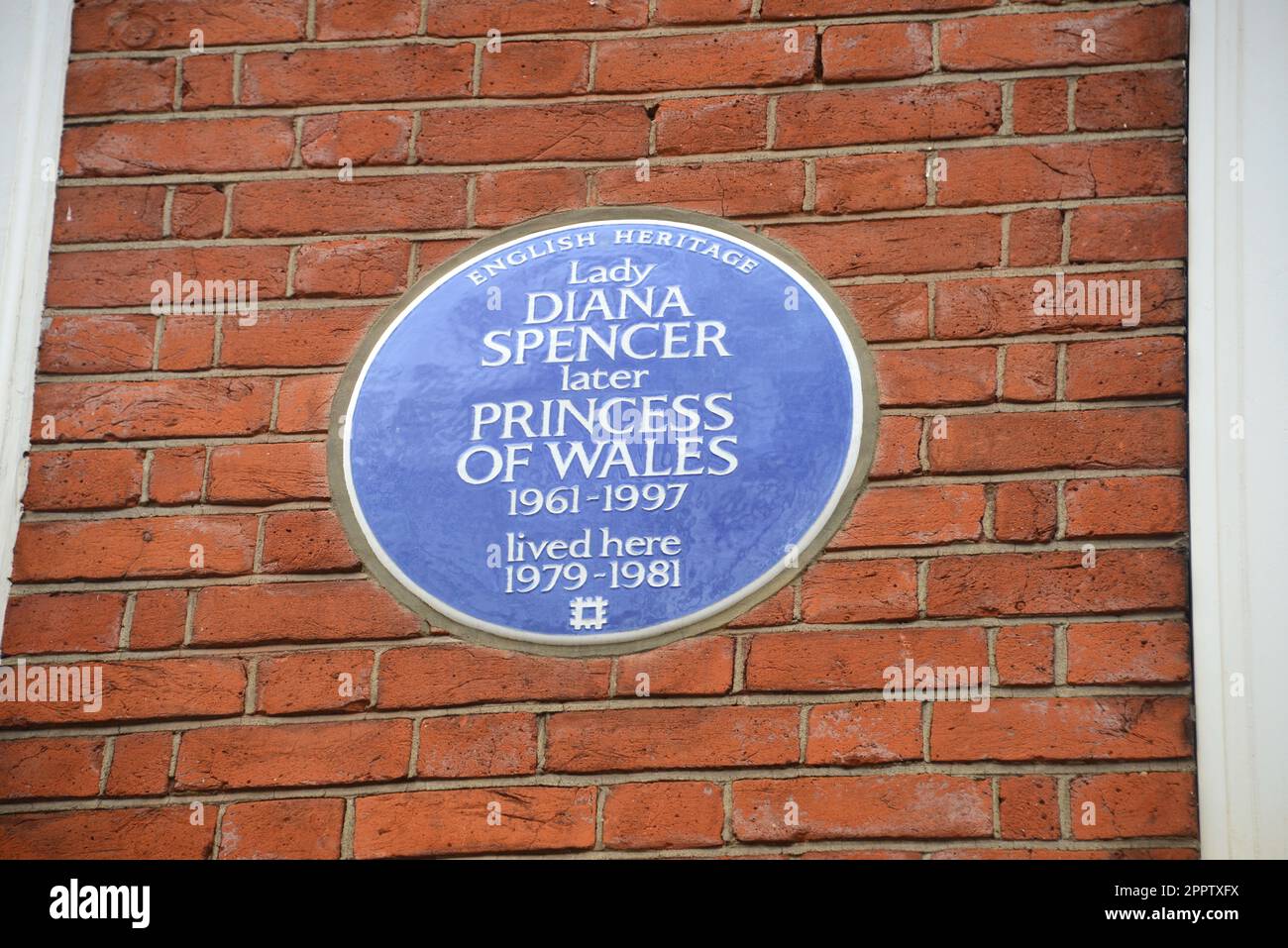 Targa blu che rileva dove Diana Principessa di Galles visse a Coleherne Court, Old Brompton Road, tra il 1979 e il 1981 Foto Stock