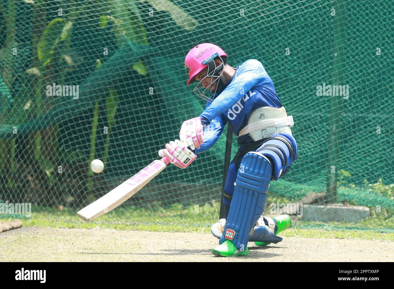 Il wicketkeeper del Bangladesh batter Mushfiqur Rahim frequenta la pratica individuale al Cricket Centre al coperto presso lo Sher-e-Bangla National Cricket Stadium, Mir Foto Stock