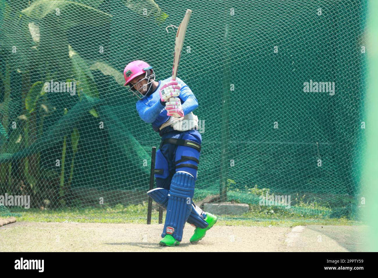 Il wicketkeeper del Bangladesh batter Mushfiqur Rahim frequenta la pratica individuale al Cricket Centre al coperto presso lo Sher-e-Bangla National Cricket Stadium, Mir Foto Stock