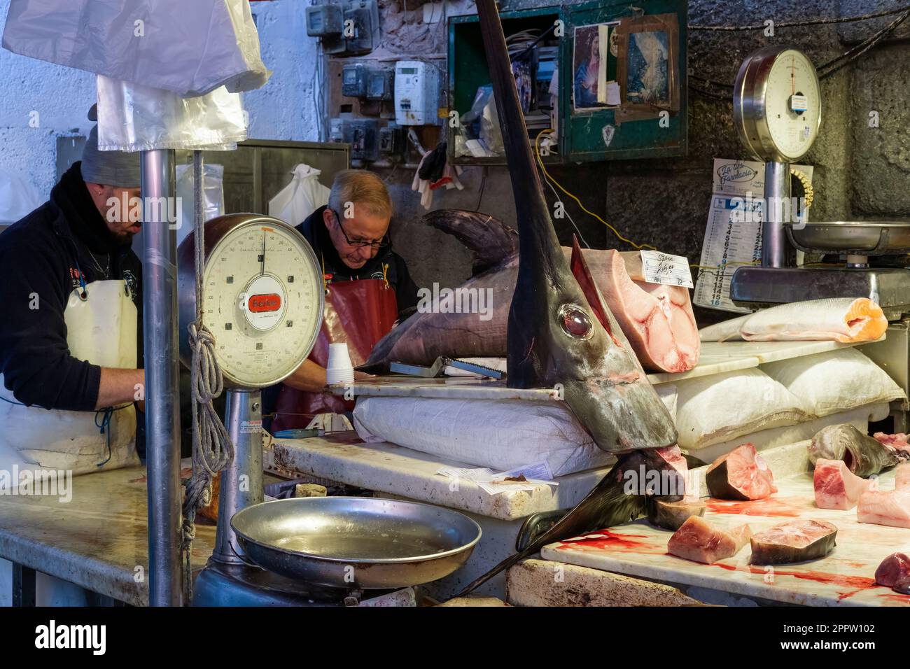 Stallo nel Mercato ittico Di Catania, Sicilia, Italia Foto Stock