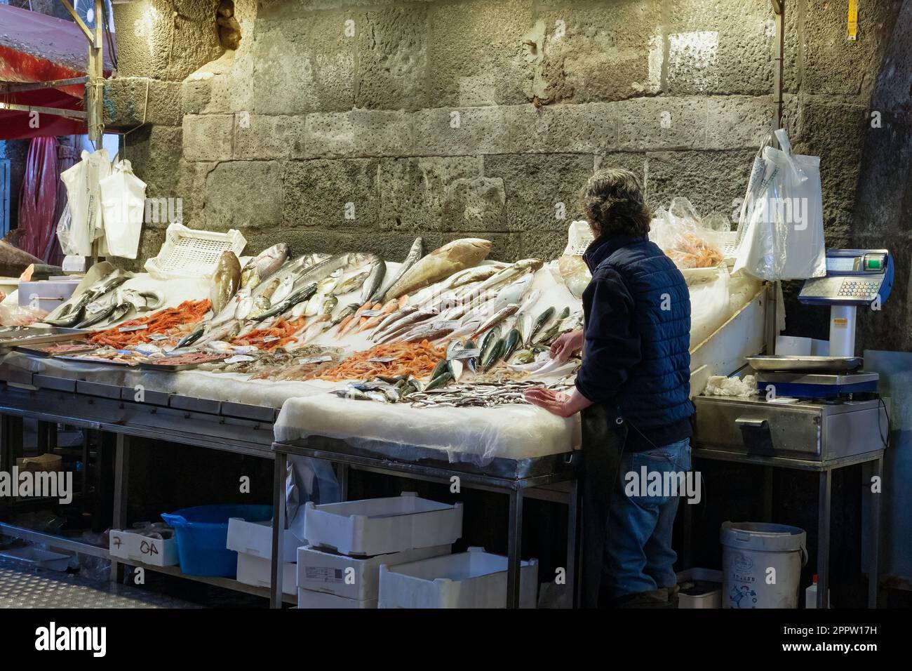 Stallo nel Mercato ittico Di Catania, Sicilia, Italia Foto Stock