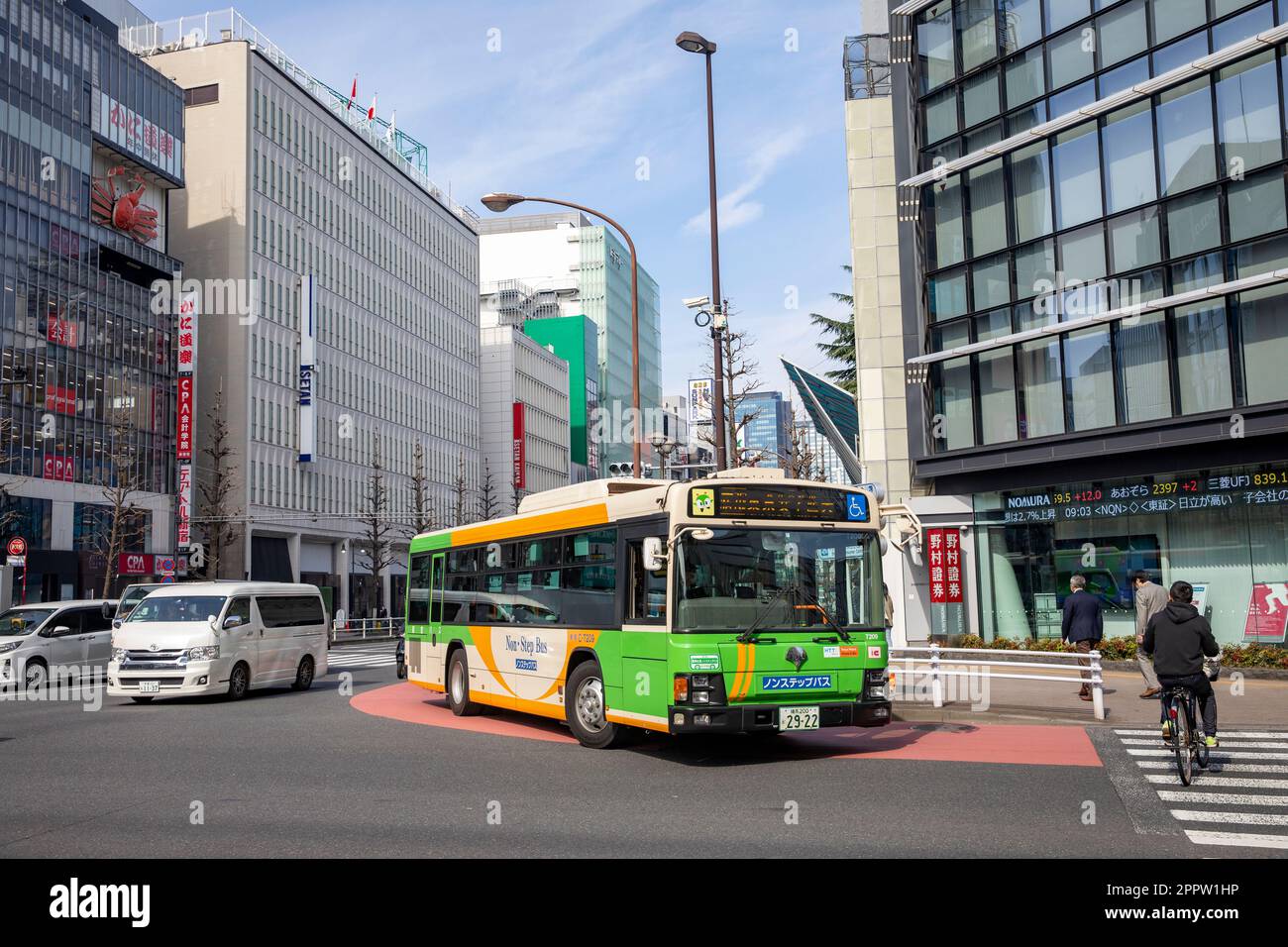 Tokyo Shinjuku Aprile 2023, trasporto pubblico su autobus a un piano sulla strada a Shinjuku, Giappone, Asia Foto Stock