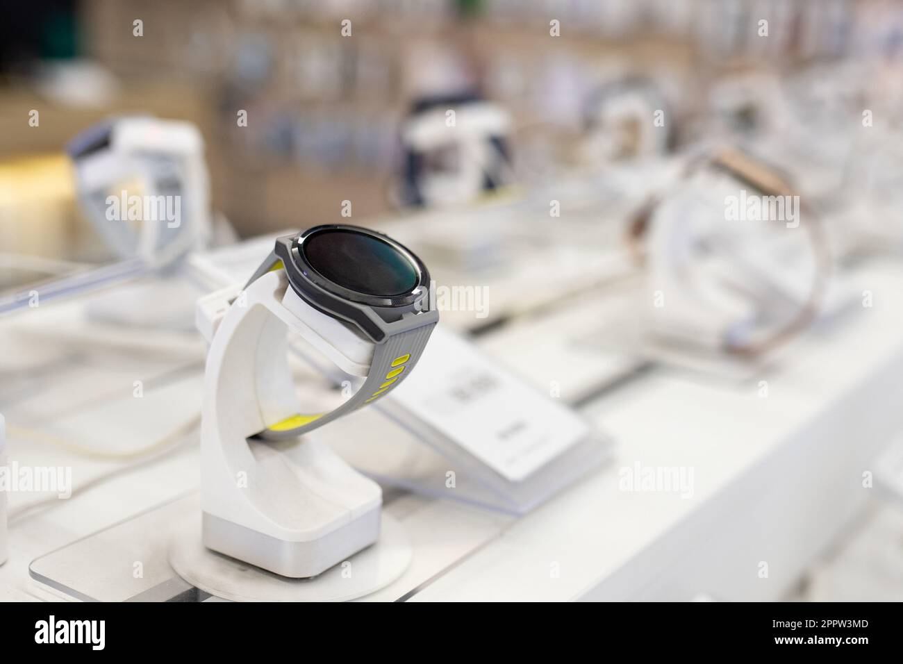 Orologio elettronico da polso intelligente su uno scaffale in un negozio di elettronica Foto Stock