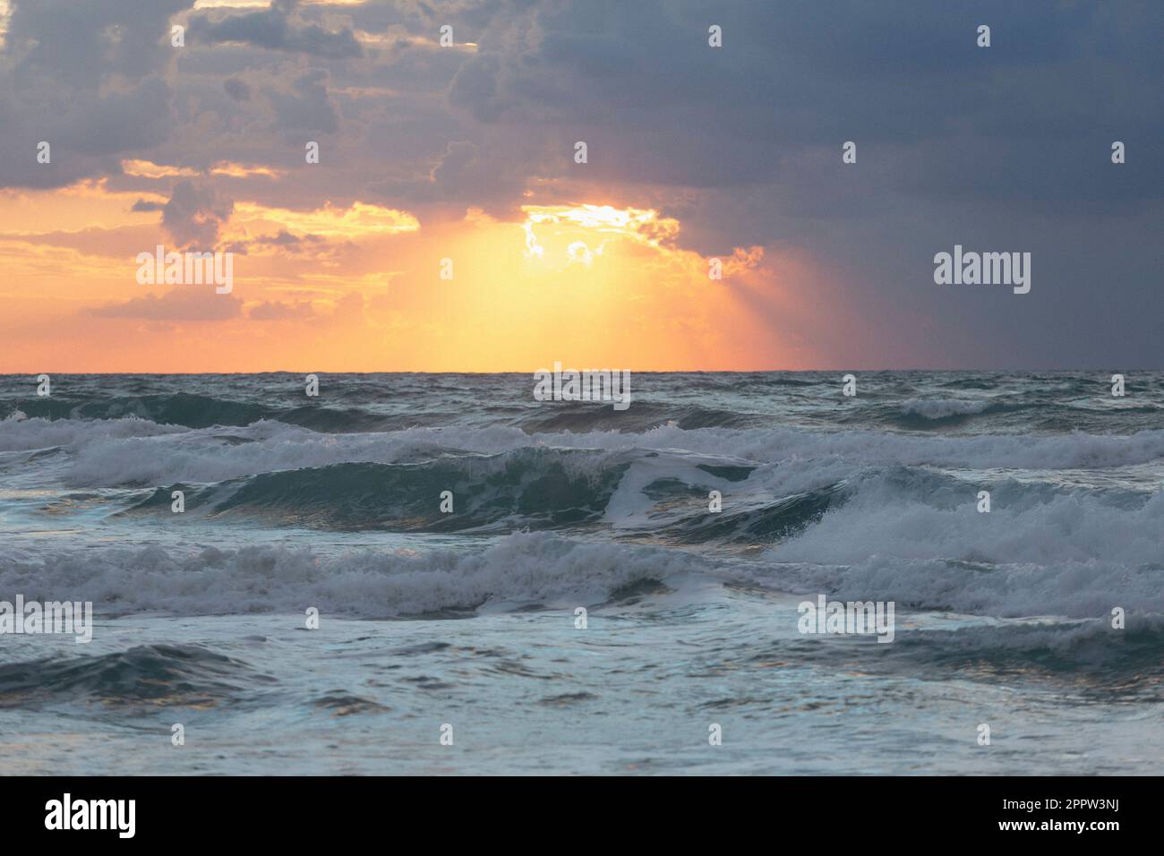 Bellissimo tramonto drammatico nel cielo nuvoloso sull'oceano, Bat Yam, Israele Foto Stock