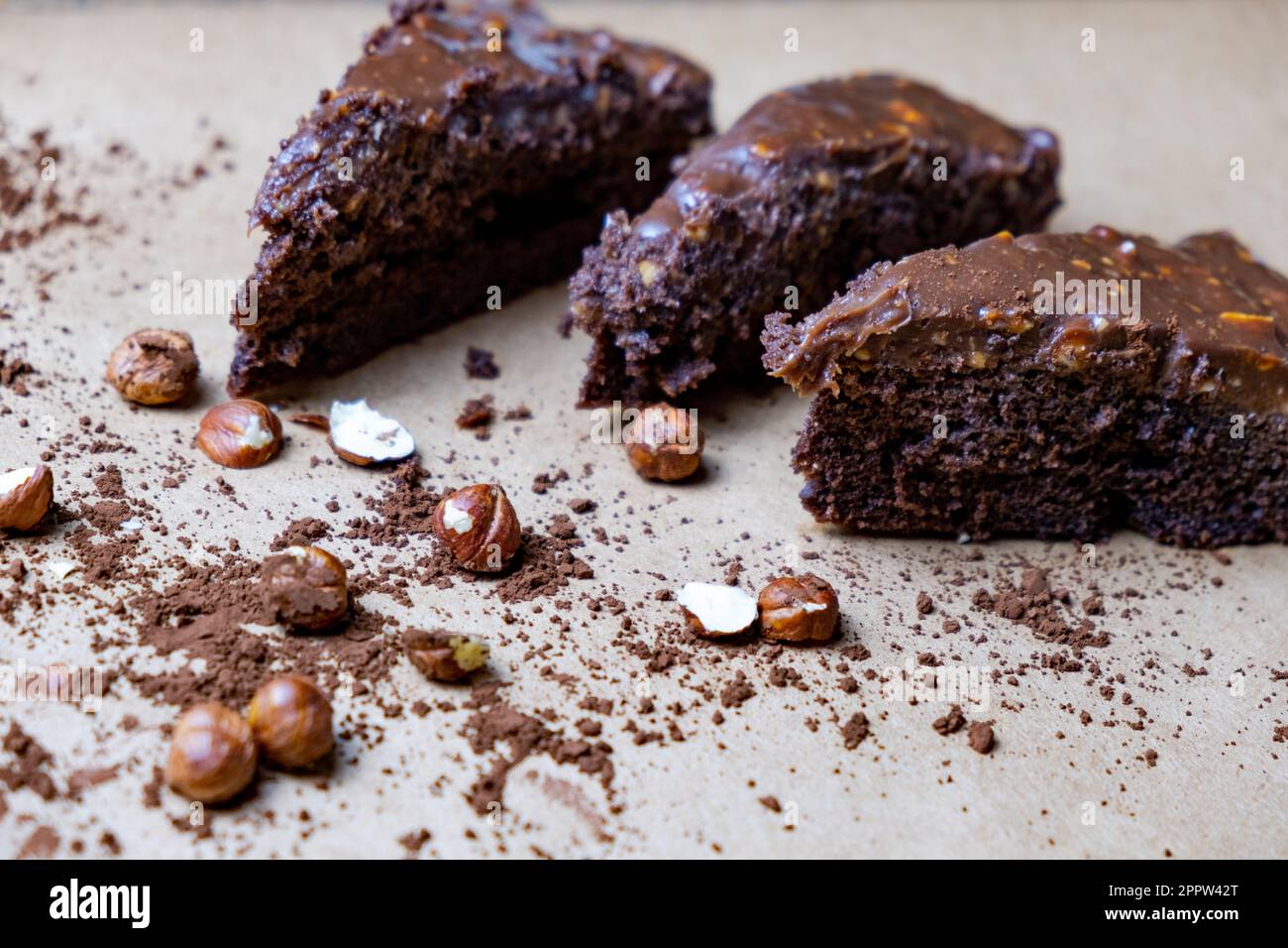 Deliziosa torta fatta in casa con nocciole al cioccolato, torta al cioccolato a fette, foto di idea del concetto della torta, fuoco selettivo. Foto Stock