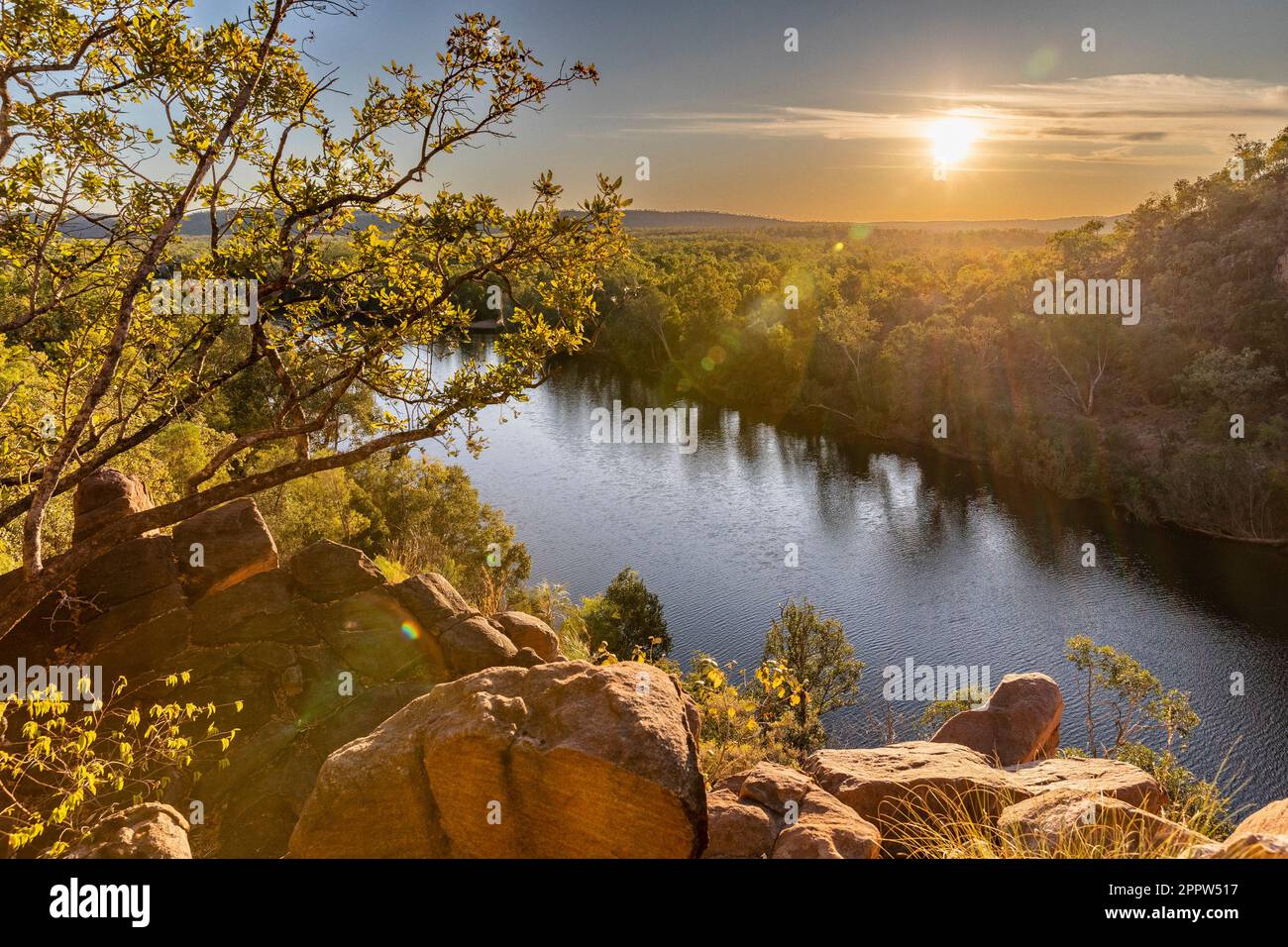 Idilliaco, vista panoramica del fiume Nitmiluk Gorge e degli alberi, Katherine, Australia Foto Stock