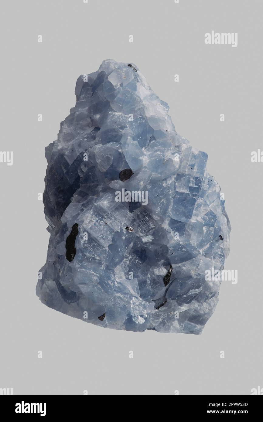 Primo piano ruvida roccia dolomitica blu tanzaniana su sfondo grigio Foto Stock