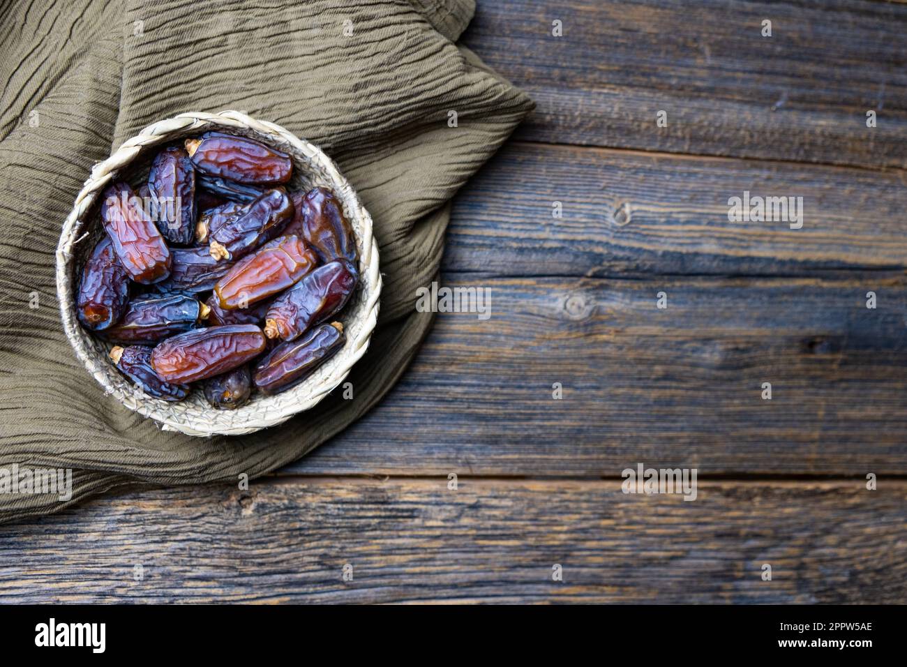 Frutta secca, Ramadan Kareem, sfondo in legno, spazio copia, vista dall'alto. Foto Stock