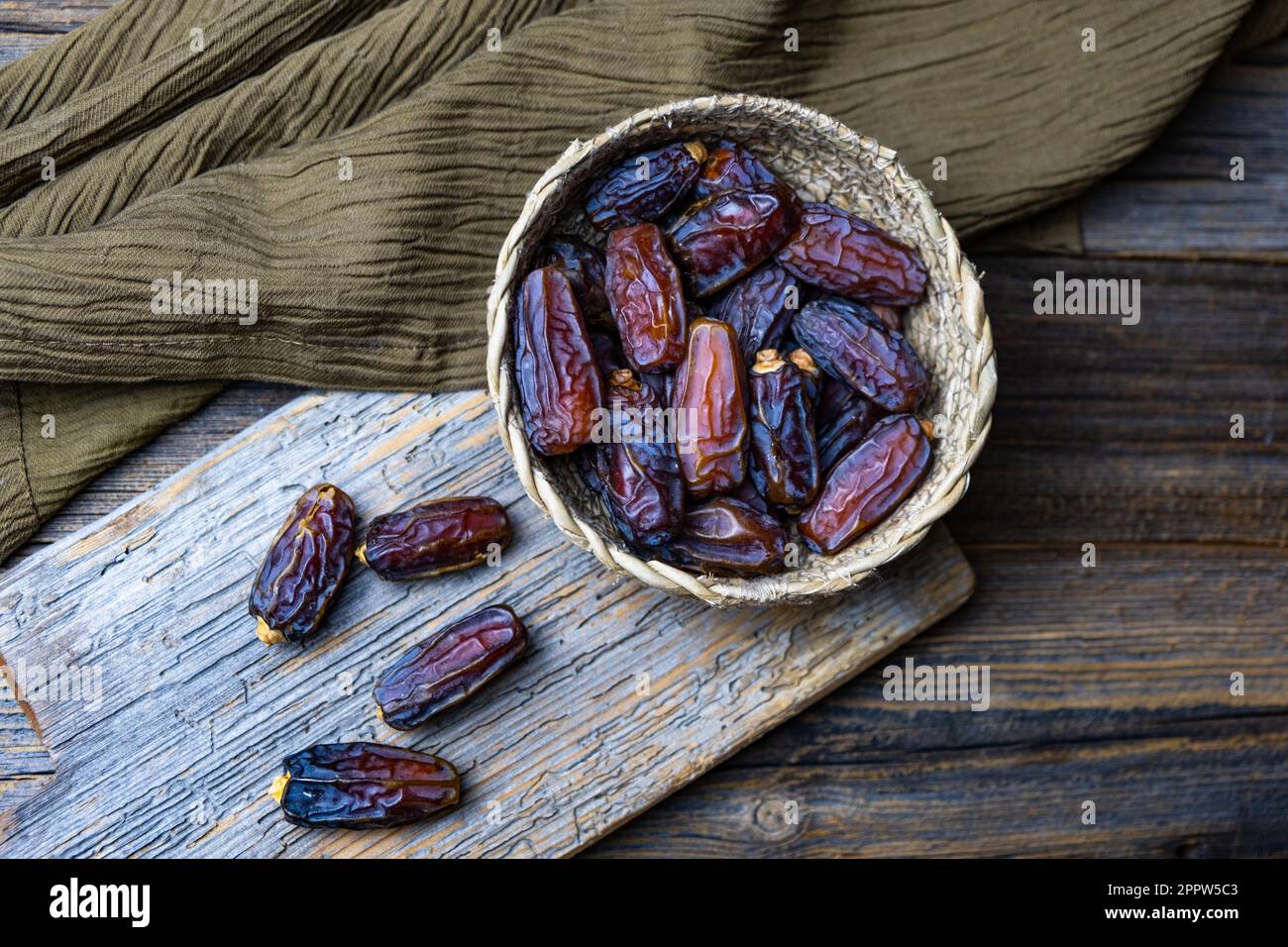 Frutta secca, Ramadan Kareem, sfondo in legno, vista dall'alto. Foto Stock