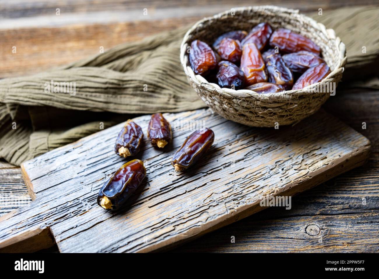 Frutta secca, Ramadan Kareem, sfondo di legno, primo piano. Foto Stock