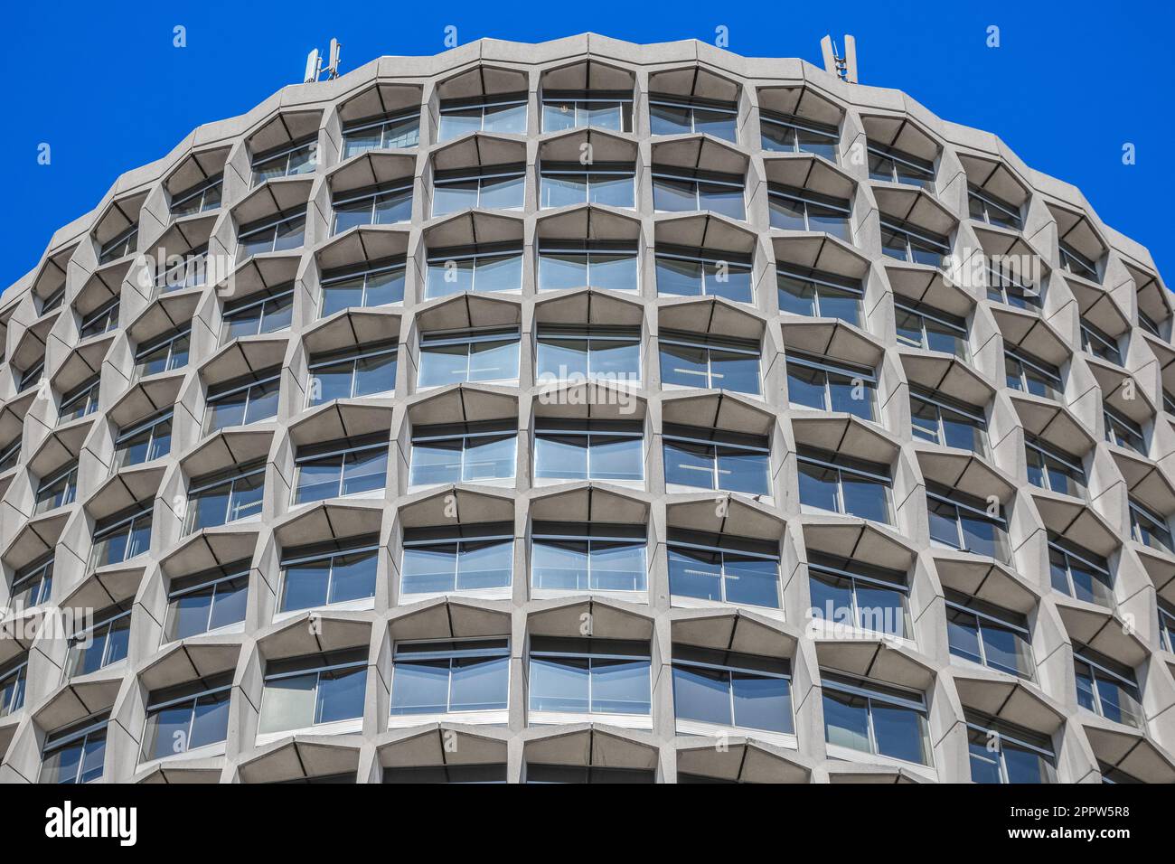 Esterno di One Kemble Street, nota anche come Space House, a Londra contro il cielo blu senza nuvole Foto Stock