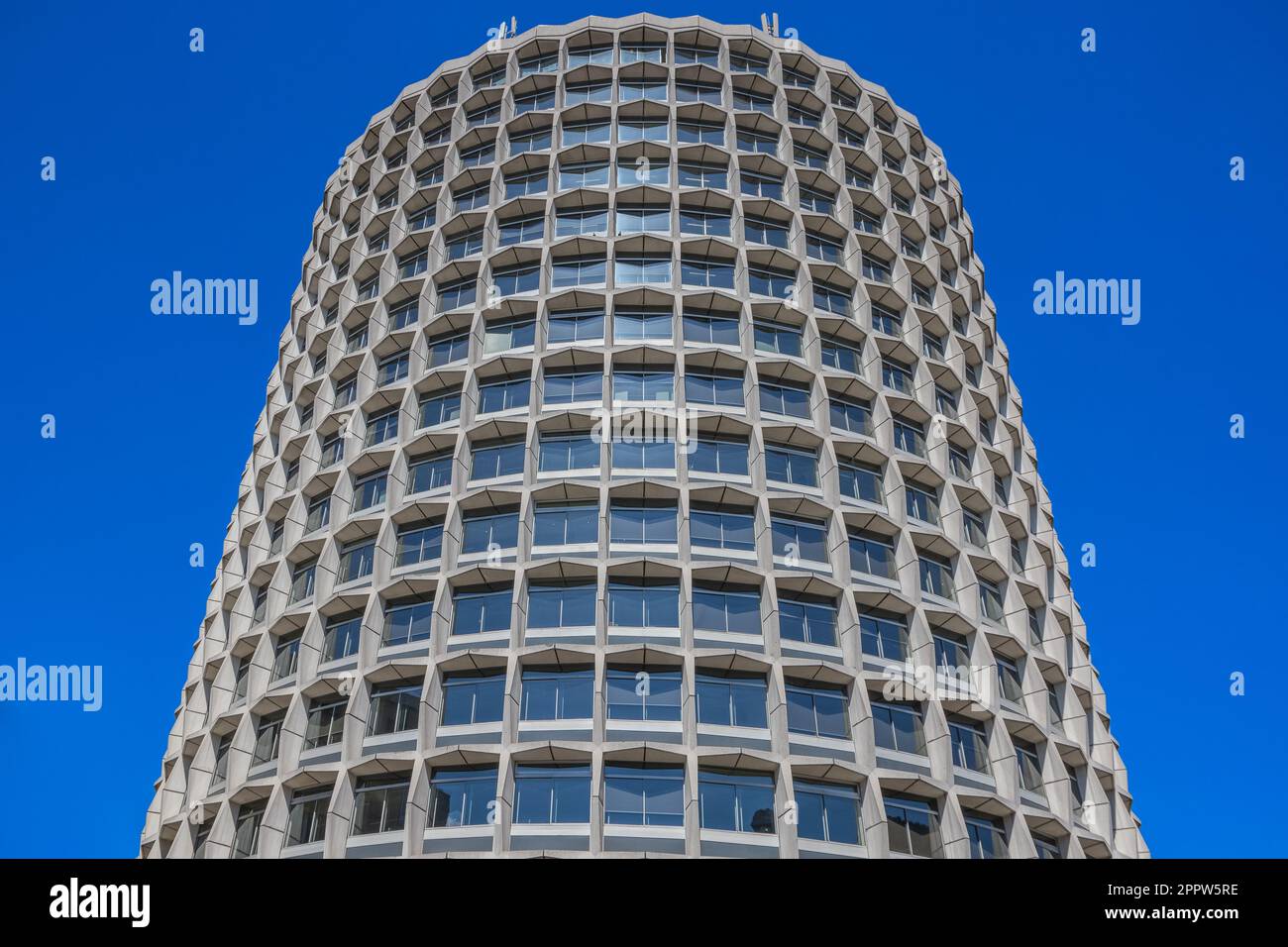 Esterno di One Kemble Street, nota anche come Space House, a Londra contro il cielo blu senza nuvole Foto Stock