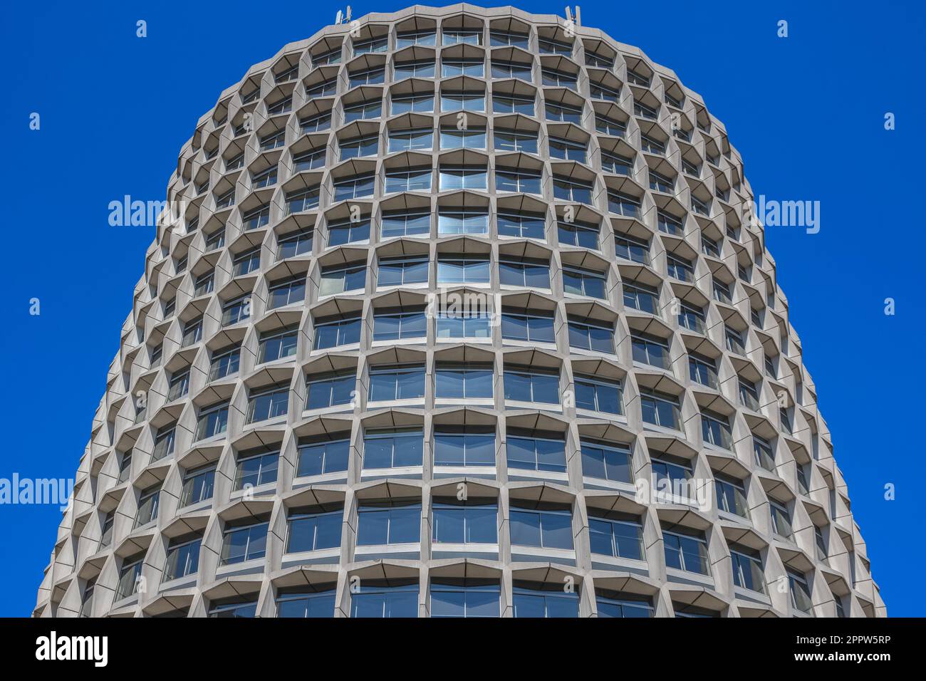 Esterno di One Kemble Street, nota anche come Space House, a Londra contro il cielo blu senza nuvole Foto Stock