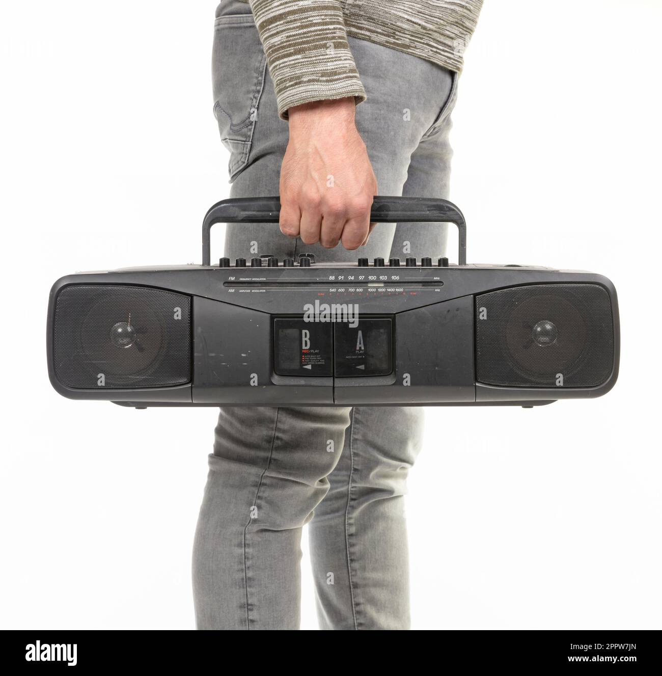 Vecchio deck a 1980s cassette con radio (FM e AM) e due riproduttori di cassette, isolato su bianco Foto Stock