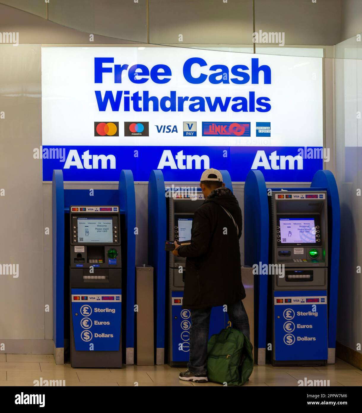 Bancomat macchine gratuite per il prelievo di contanti presso il South Terminal, l'aeroporto Gatwick di Londra, Inghilterra, Regno Unito Foto Stock