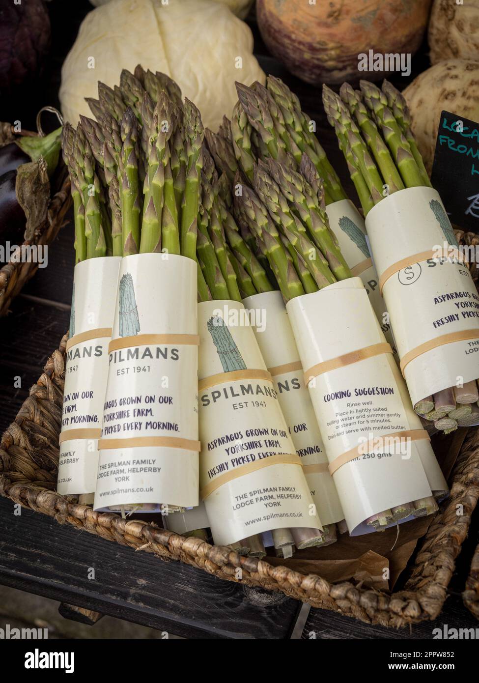 Mazzi di asparagi freschi di produzione locale in una bancarella del mercato dello Yorkshire. Foto Stock