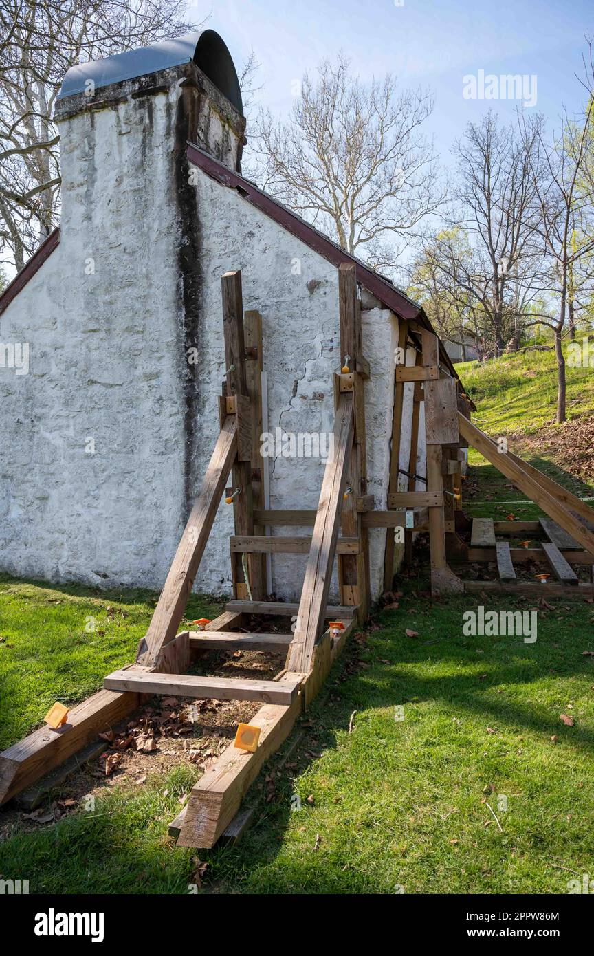 Sostegno in legno ponteggi rinforzi parete spaccata del cottage coloniale Foto Stock