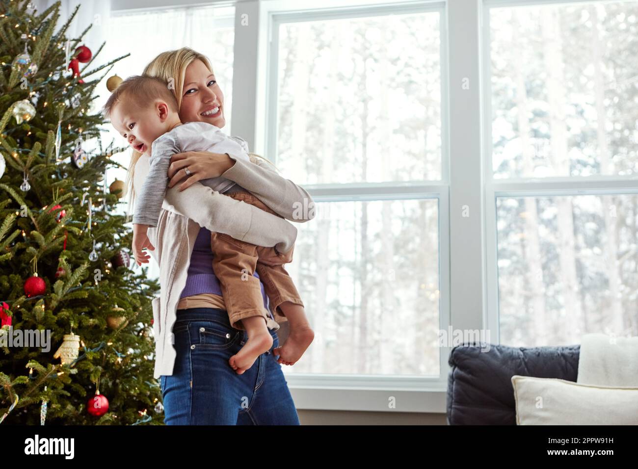 L'inferno per sempre sia il mio bambino. Una giovane madre che si gode il Natale con il suo bambino. Foto Stock