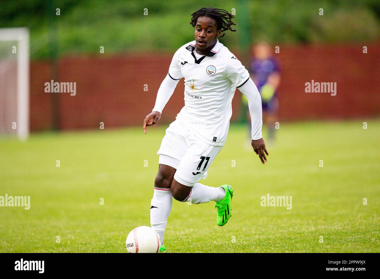 Tarelle Whittaker di Swansea City in action.Briton Ferry Llansawel v Swansea City U23 in una pre-stagione amichevole il 27th luglio 2022. Foto Stock