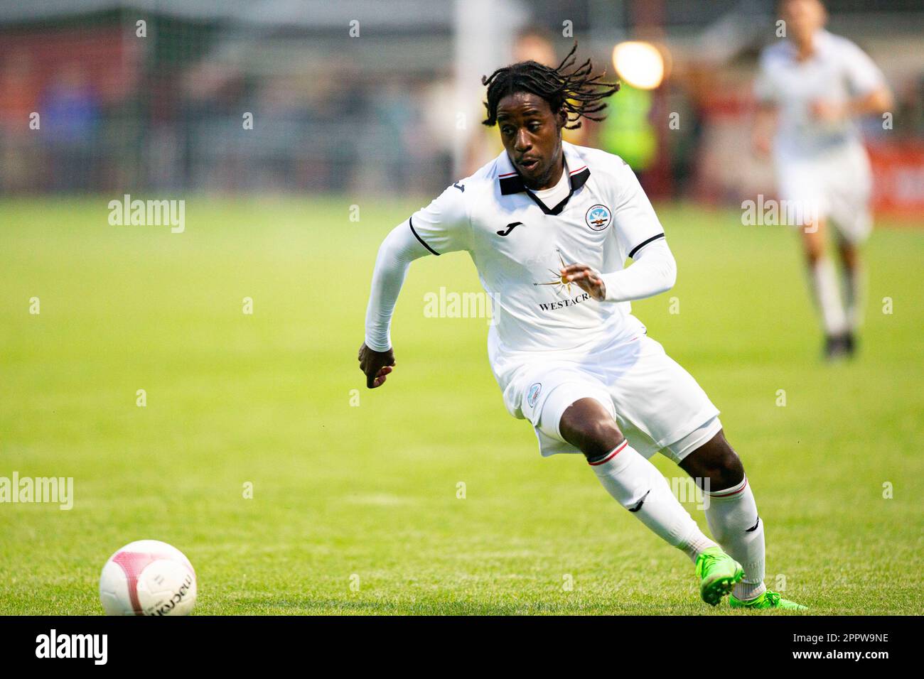 Tarelle Whittaker di Swansea City in action.Briton Ferry Llansawel v Swansea City U23 in una pre-stagione amichevole il 27th luglio 2022. Foto Stock