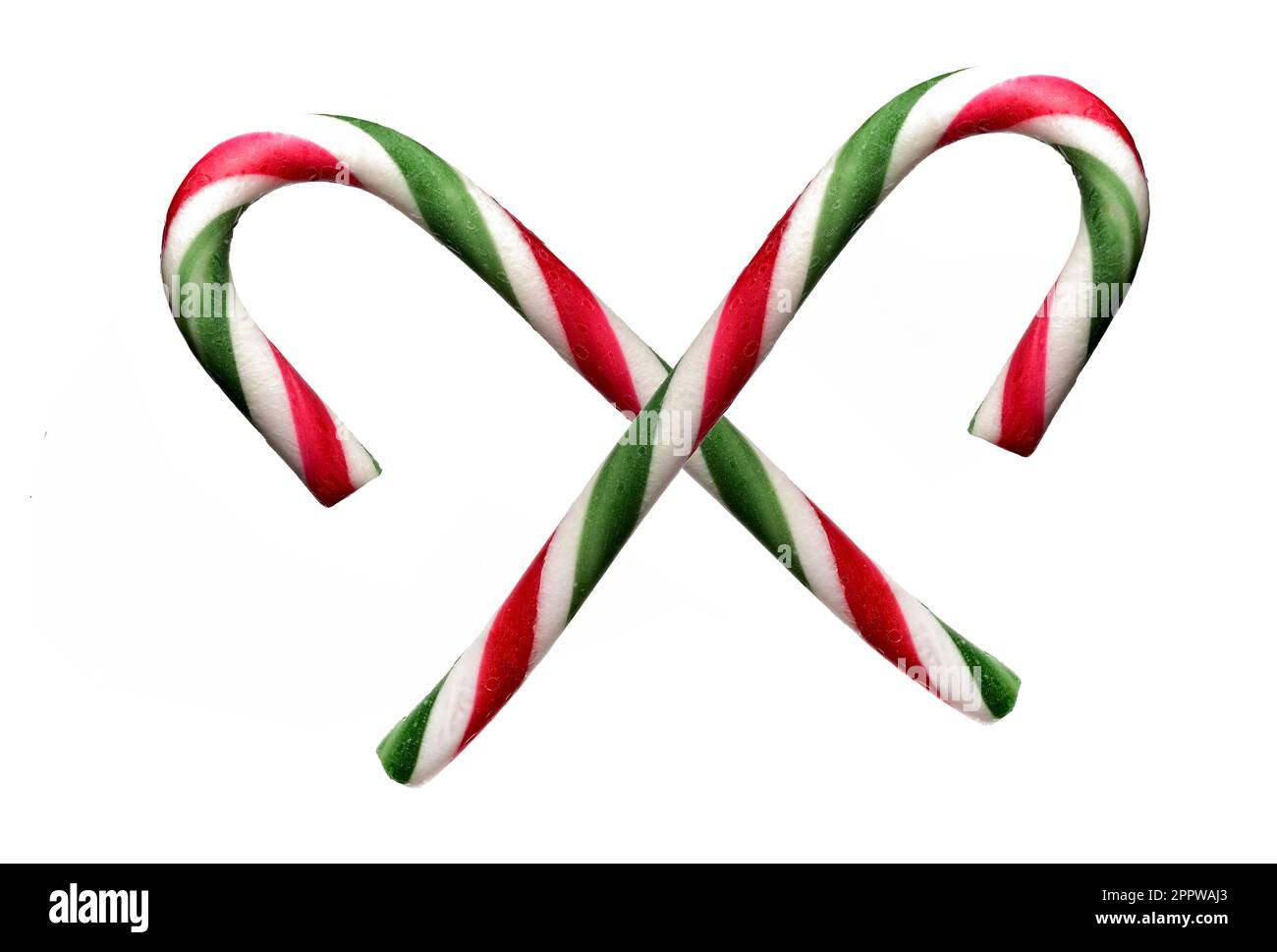 Due anteriori incrociati piegati colorato verde rosso bianco glassa zucchero barrette caramelle bastoni su sfondo bianco concetto per ricco di zucchero cibo Natale e swe Foto Stock