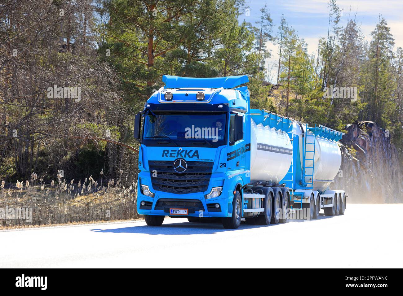 Blue Mercedes-Benz Actros L carro armato Rekka Group per il trasporto alla rinfusa su autostrada che trasporta il carico in una giornata di sole di primavera. Salo, Finlandia. Apr 10, 2023 Foto Stock