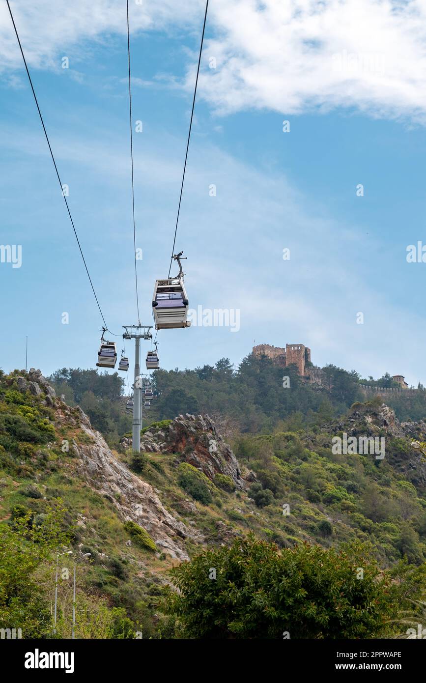 Vista del castello di Alanya e delle cabine della funivia dalla cabina della funivia Foto Stock