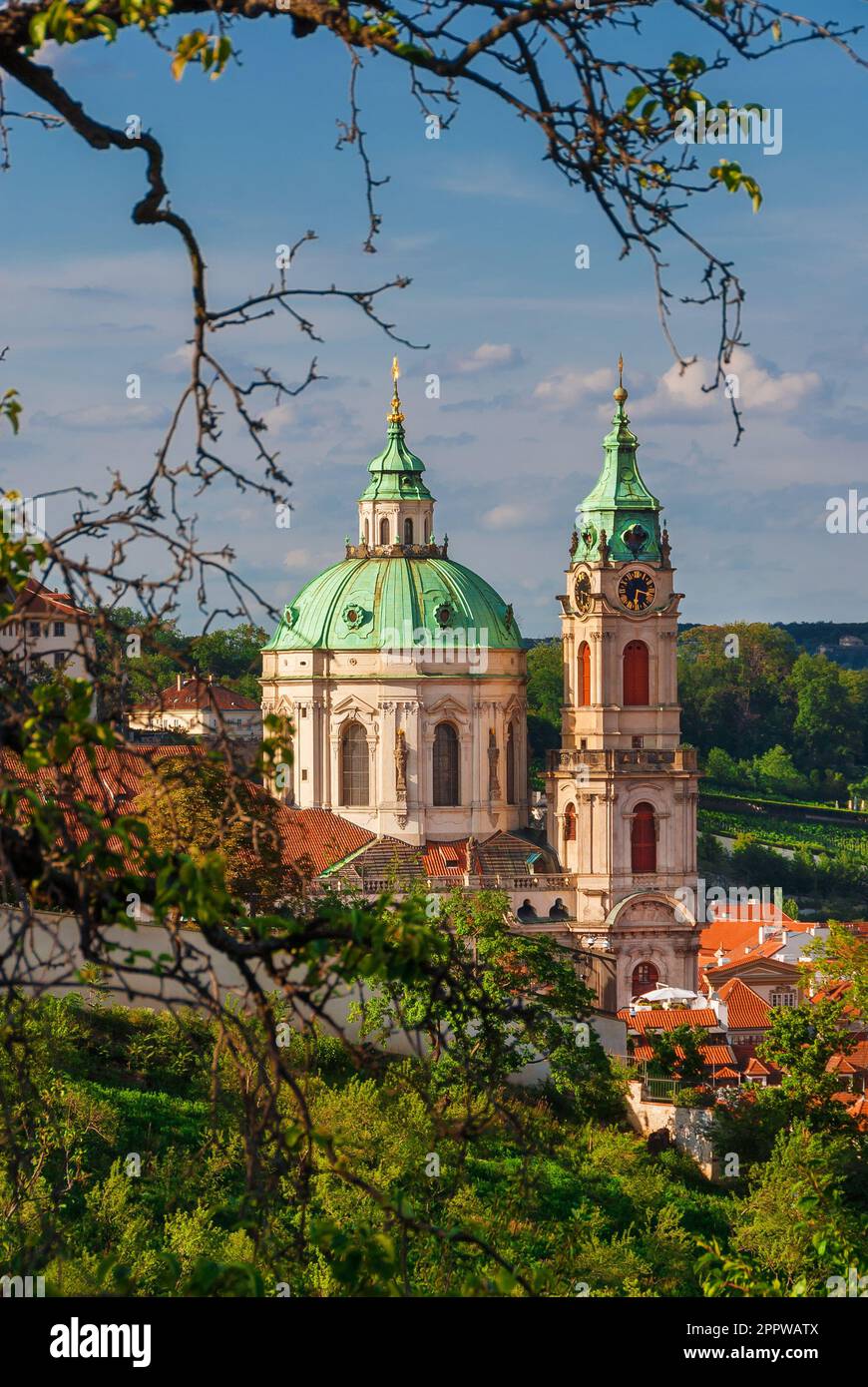 Arte e architettura barocca a Praga. Chiesa di San Nicola bella cupola e torre dell'orologio eretto nel 18th centuty nel quartiere di Mala Strana, visto Foto Stock