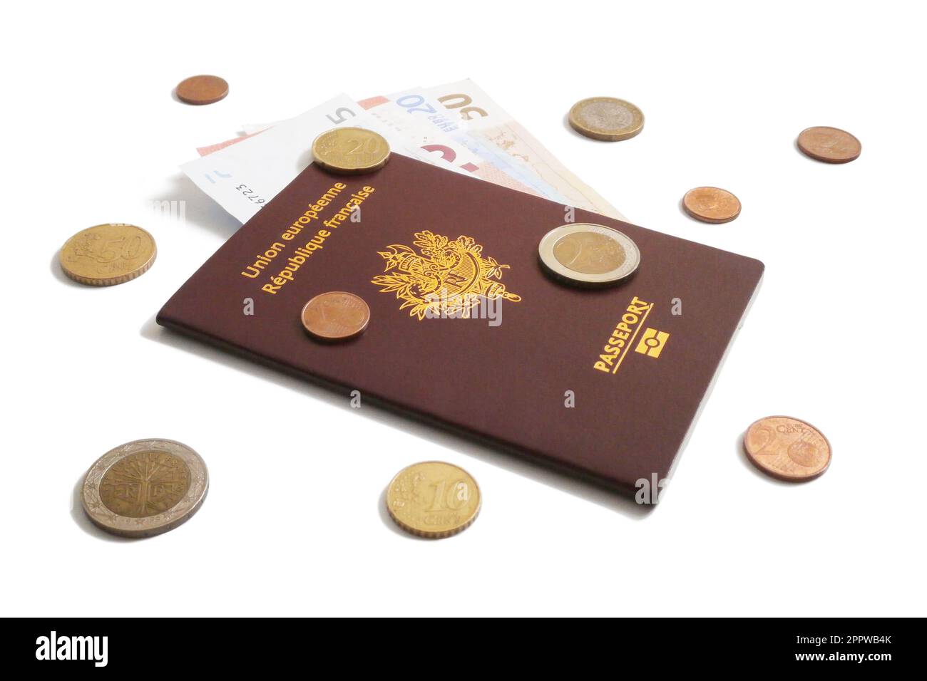 Studio di un passaporto biometrico francese con banconote e monete in euro Foto Stock