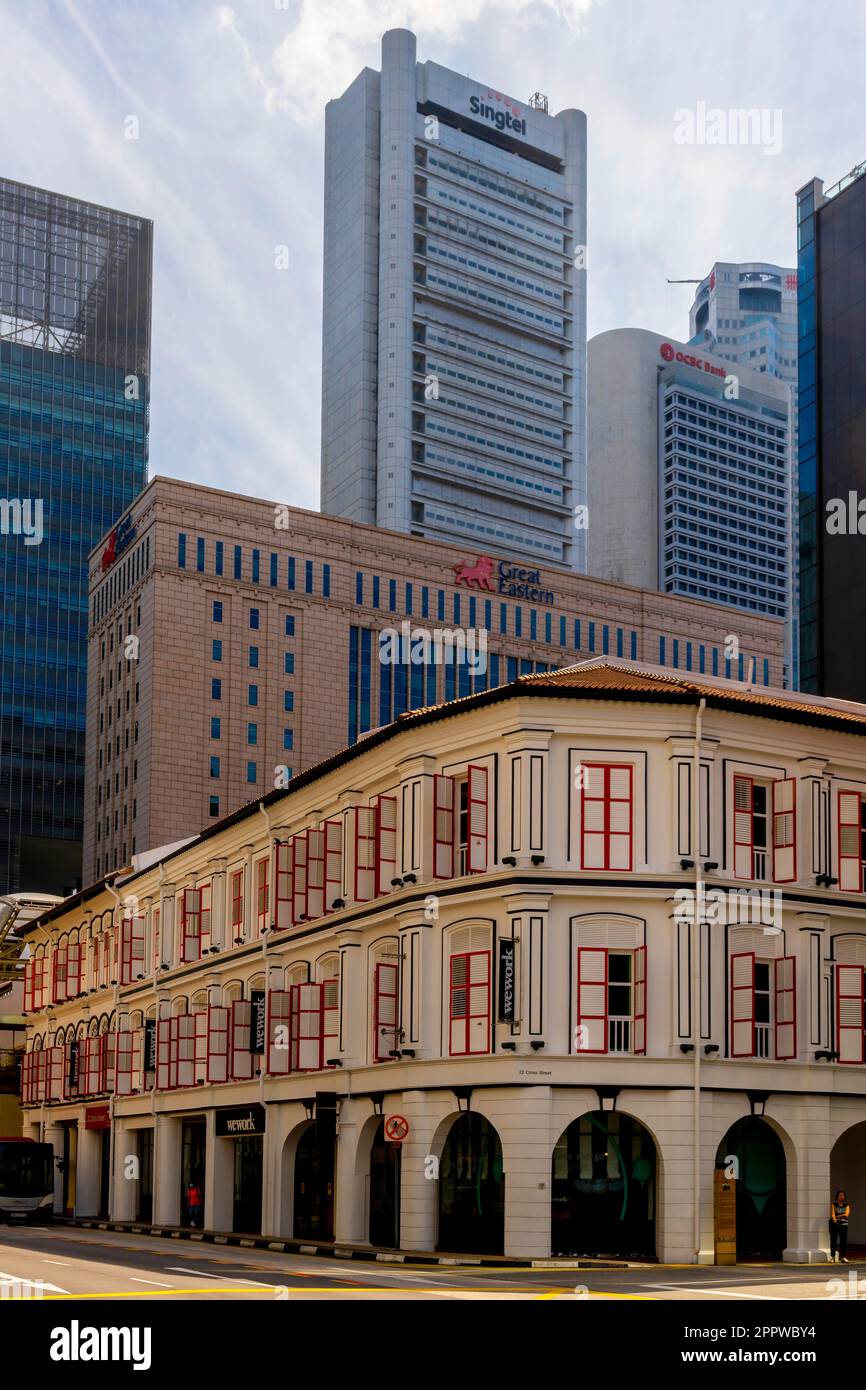 La tradizionale architettura coloniale e i nuovi edifici moderni si arricchiscono a vicenda. Singapore. Foto Stock