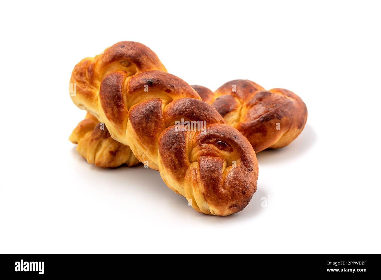 Pane intrecciato a sudore, tradizionalmente fatto in vacanza. Specialmente Pasqua. Pane intrecciato con latte, noto anche come miliprot o milibrod, isolato su bianco Foto Stock