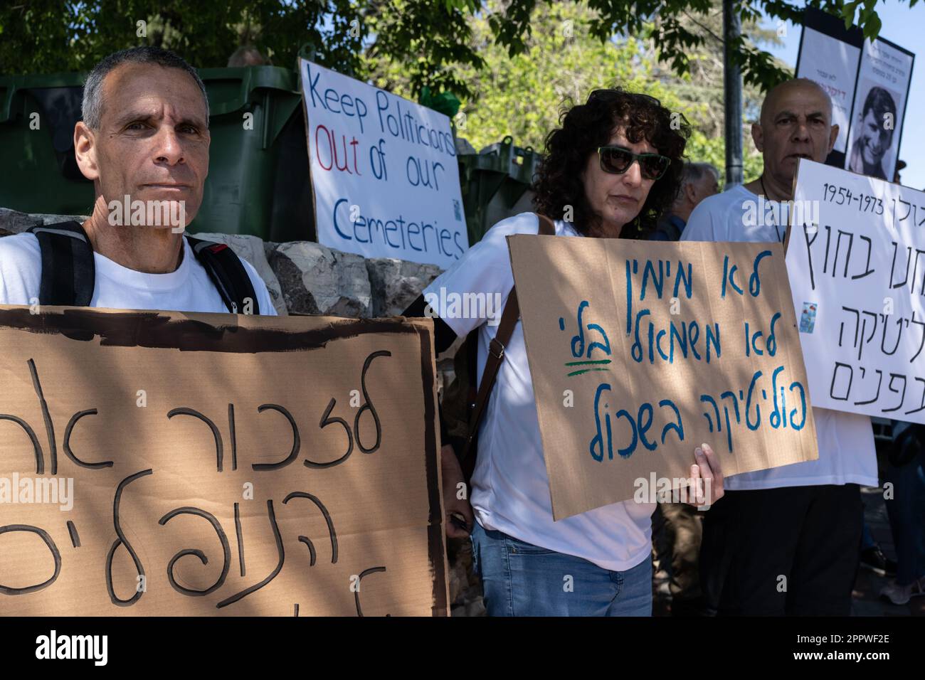 Gerusalemme, Israele. 25th aprile 2023. Le famiglie perenni abbandonano le tombe dei loro cari e protestano all'ingresso del cimitero militare del Monte Herzl il giorno della commemorazione dello Yom Hazikaron, per i soldati caduti in Israele e le vittime degli attacchi terroristici. La legislazione del governo di Netanyahu che revisiona il sistema giudiziario dandogli un percorso per superare le decisioni della Corte Suprema è percepita da molte leggi che potrebbero minare le fondamenta della democrazia, minare l'indipendenza della giustizia e delle forze dell'ordine, sconvolgere gli equilibri tra lo stato e la religione e i diritti individuali e de Foto Stock