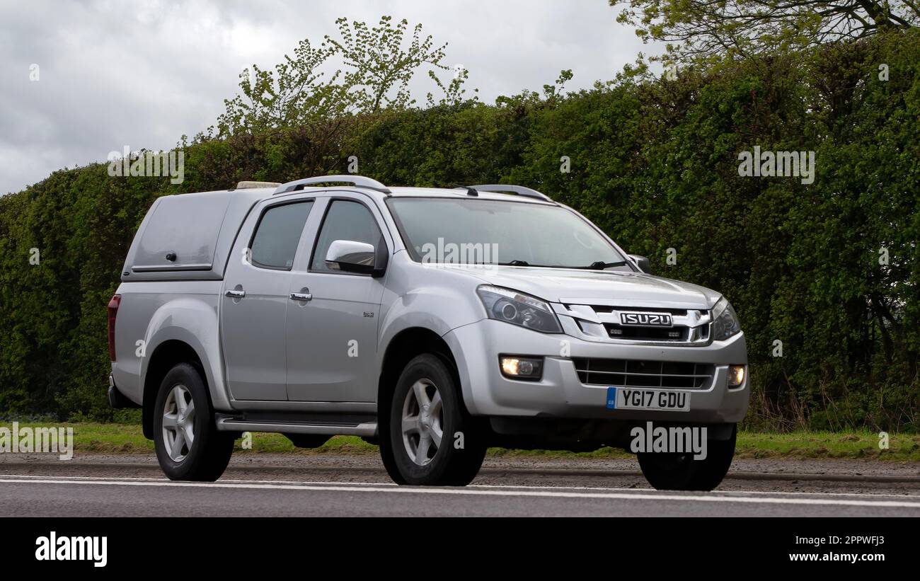 Bicester, Oxon, Regno Unito - Aprile 23rd 2023. 2017 ISUZU D-MAX UTAH VISI DC TW TRB TDA auto che viaggia su una strada di campagna inglese Foto Stock