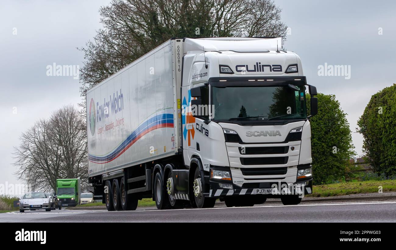 Bicester, Oxon, Regno Unito - Aprile 23rd 2023. 2021 SCANIA R450 autocarro che viaggia su una strada di campagna inglese Foto Stock