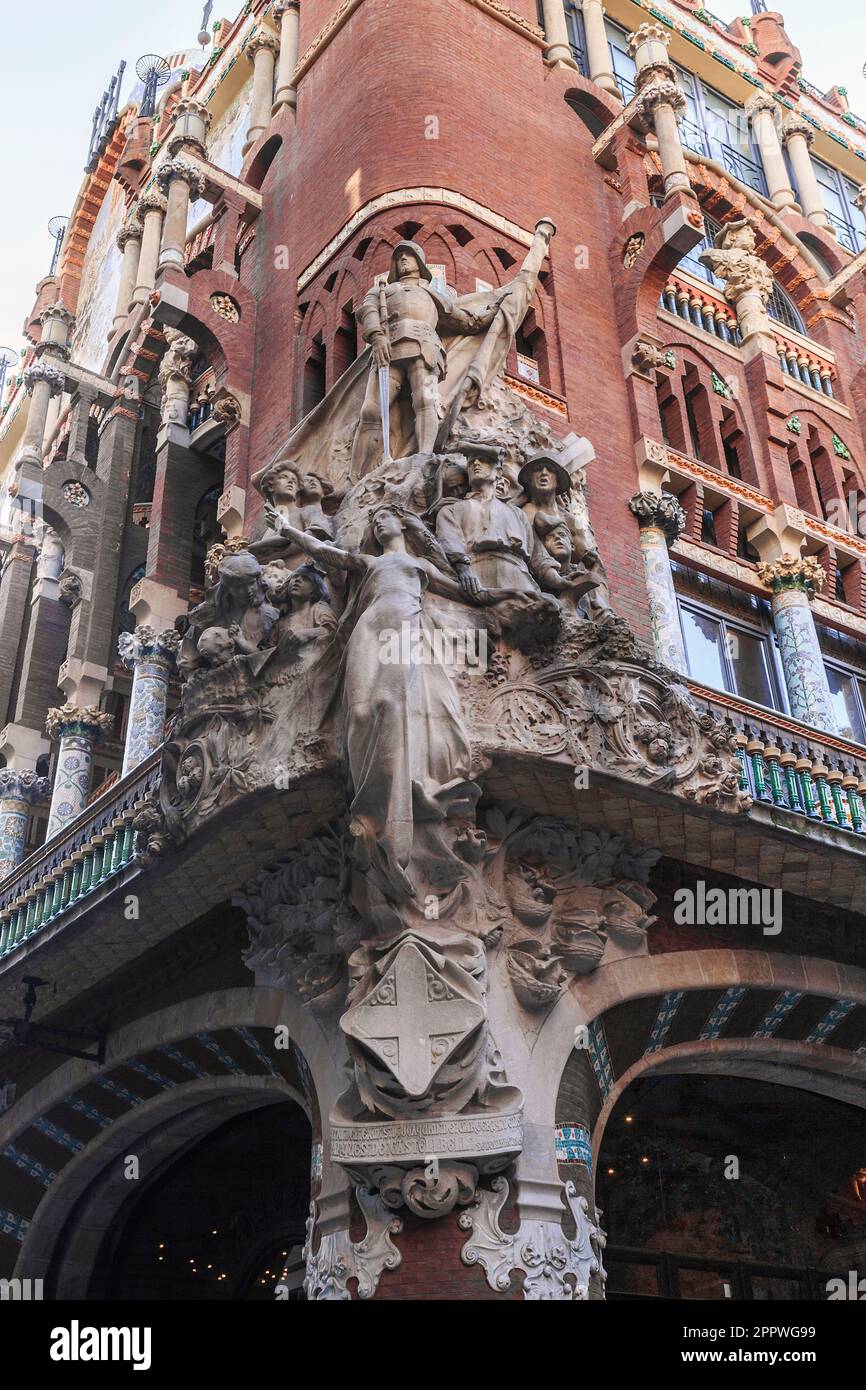 BARCELLONA, SPAGNA - 10 MAGGIO 2017: Si tratta di un gruppo scultoreo sulla facciata del Palazzo di musica catalana. Foto Stock