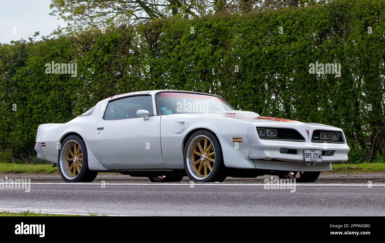 Bicester, Oxon, Regno Unito - Aprile 23rd 2023. 1979 Pontiac Firebird Trans am viaggiando su una strada di campagna inglese Foto Stock