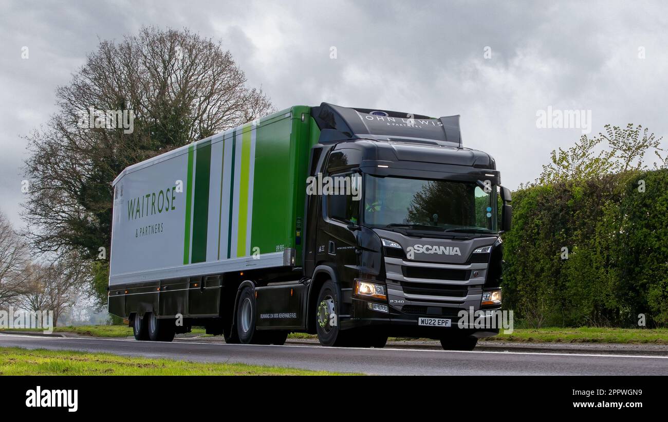 Bicester, Oxon, Regno Unito - Aprile 23rd 2023. 2022 SCANIA P340 autocarro a gas con consegna per Waitrose in viaggio su una strada di campagna inglese Foto Stock