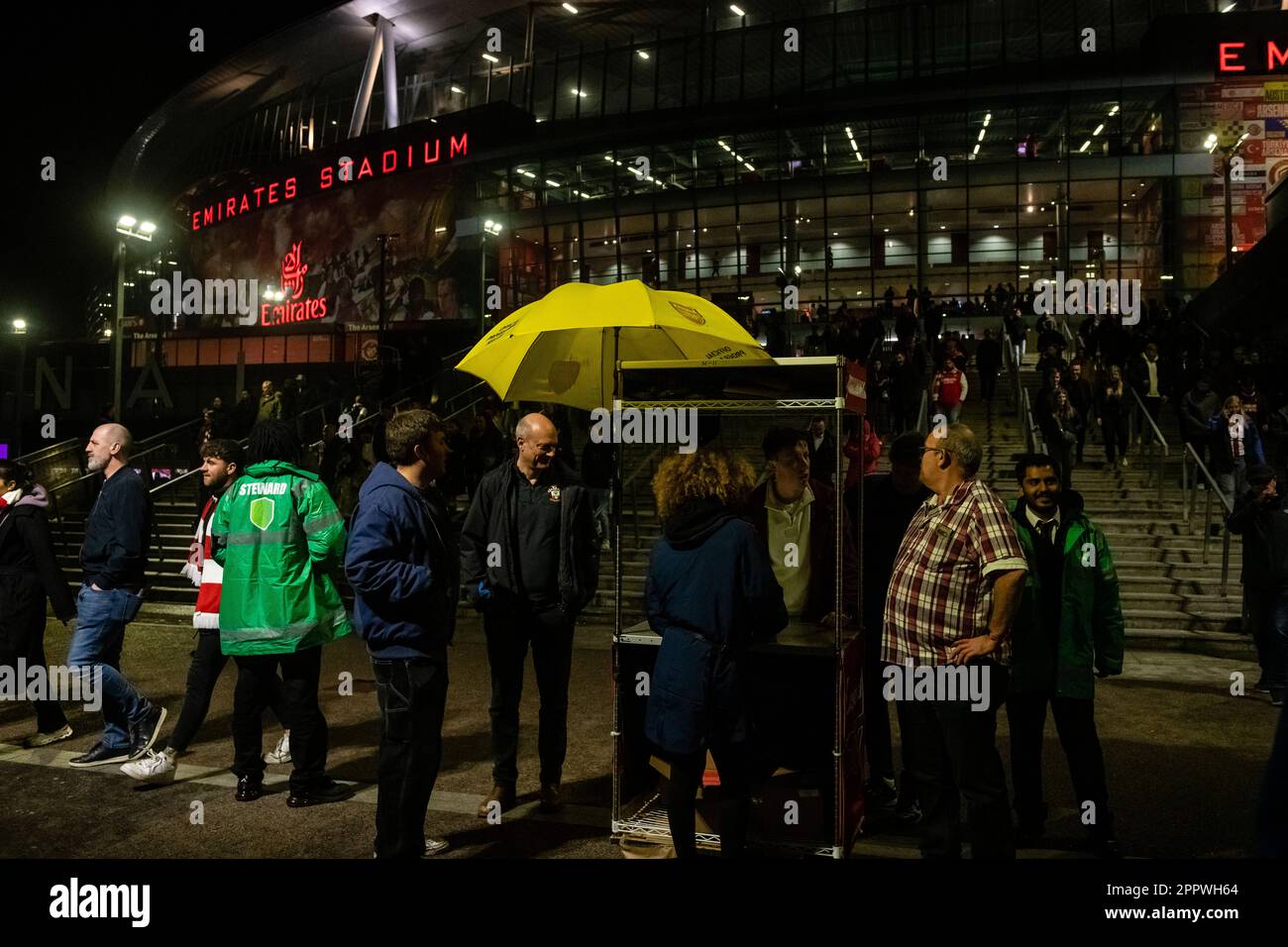 Tifosi dell'Arsenal fuori dello stadio, l'emirates Stadium, North London, Inghilterra Foto Stock