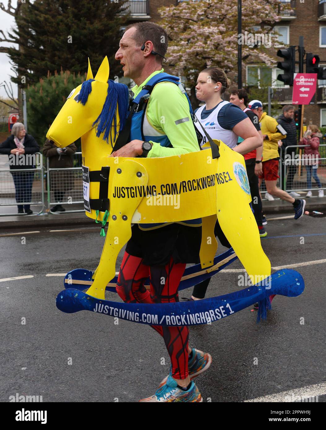 pic show: London Marathon 2023 Rocking Horse Picture by Gavin Rodgers/ Pixel8000 Foto Stock