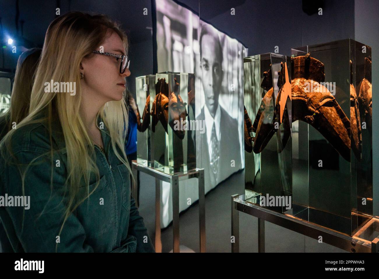 Londra, Regno Unito. 25th Apr, 2023. Ancora una volta, (status Never Dies), 2022 - Isaac Julien: What Freedom is to Me at Tate Britain la prima mostra di indagine del Regno Unito che celebra l'influente artista britannico. Traccia lo sviluppo del suo lavoro pionieristico in quattro decenni, dagli anni '1980s fino ai giorni nostri, e presenta una selezione dei primi film innovativi di Julien, esempi dei suoi coinvolgenti video a tre schermi realizzati per l'ambientazione della galleria, e molte delle installazioni scultoree multischermo. Credit: Guy Bell/Alamy Live News Foto Stock