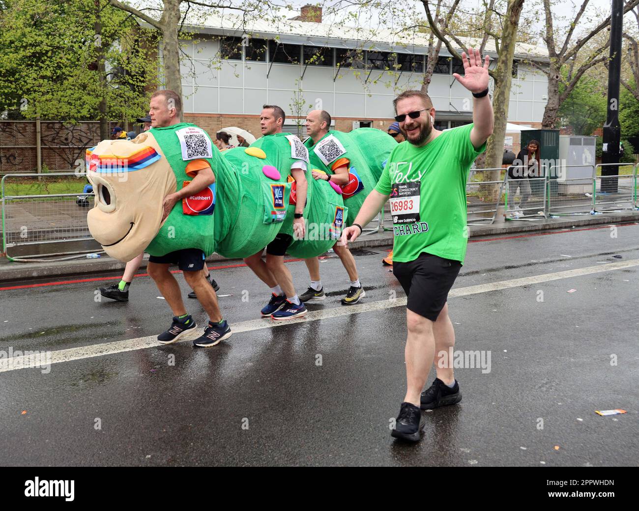 pic show: London Marathon 2023 Caterpillar Picture by Gavin Rodgers/ Pixel8000 Foto Stock