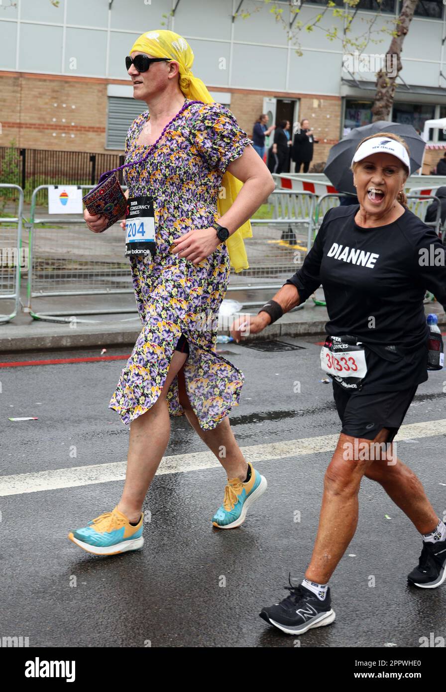 mostra pic: Maratona di Londra 2023 Foto di Gavin Rodgers/ Pixel8000 Foto Stock