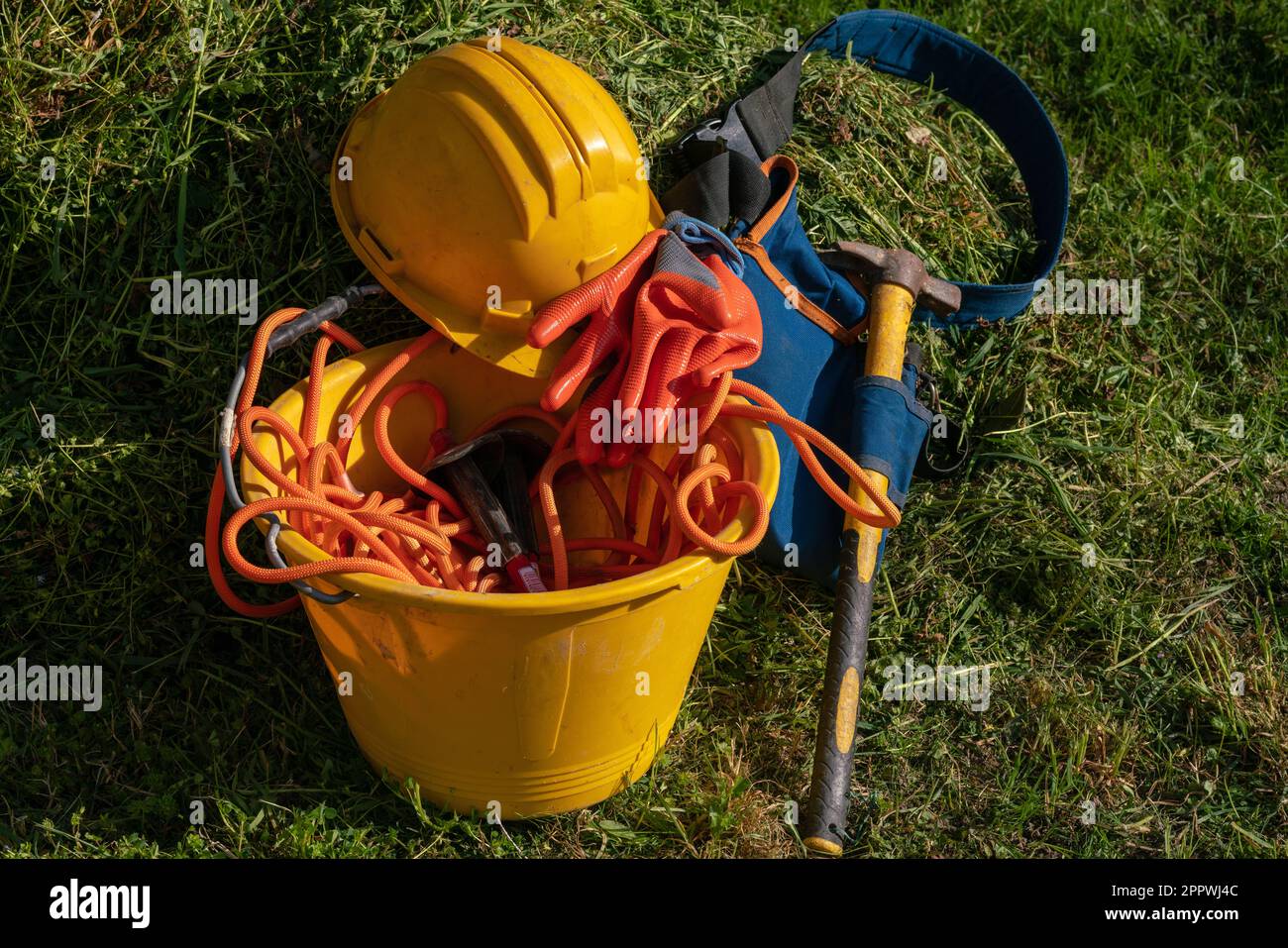 lavori nei cantieri edili, protezione individuale di casco, martello e guanti simbolo del lavoro, falegnami e operai nei cantieri edili. superbonus Foto Stock