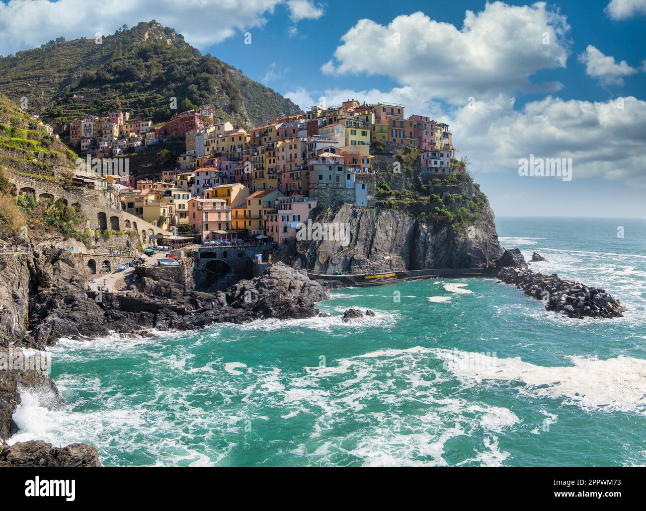 Villagescape costiera, Manarola, la Spezia, Liguria, Italia Foto Stock