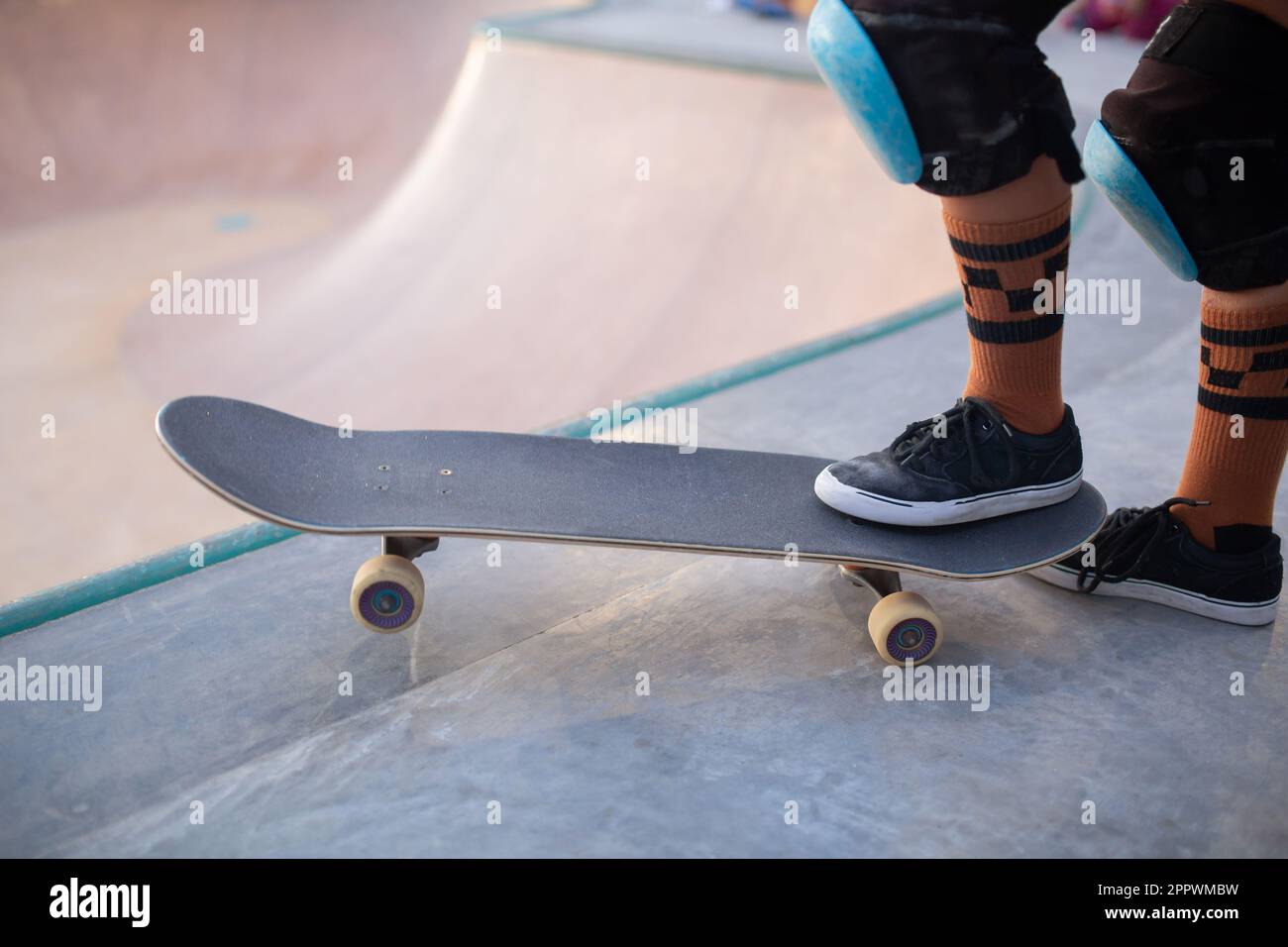 Fotografia a tema di skateboard con illuminazione naturale Foto Stock