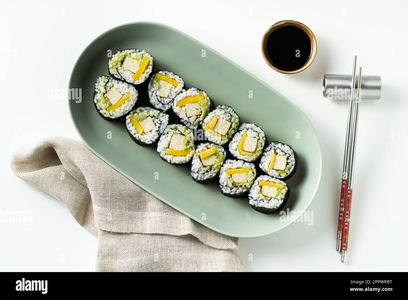 Sushi vegano con tofu, avocado e mango. Cibo sano Foto Stock