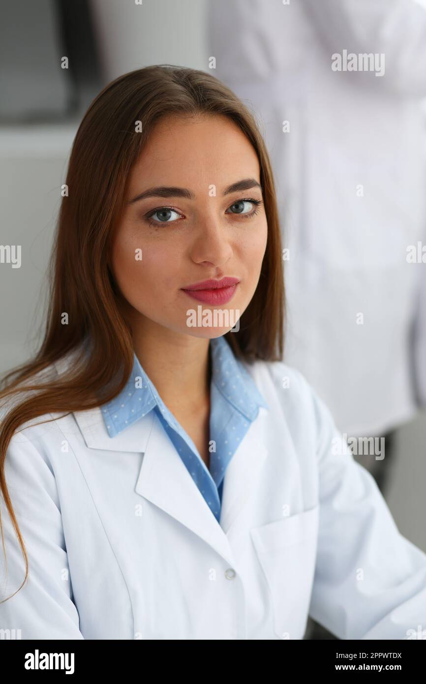 Bella donna medico cardiologo terapista o ginecologo in clinica Foto Stock