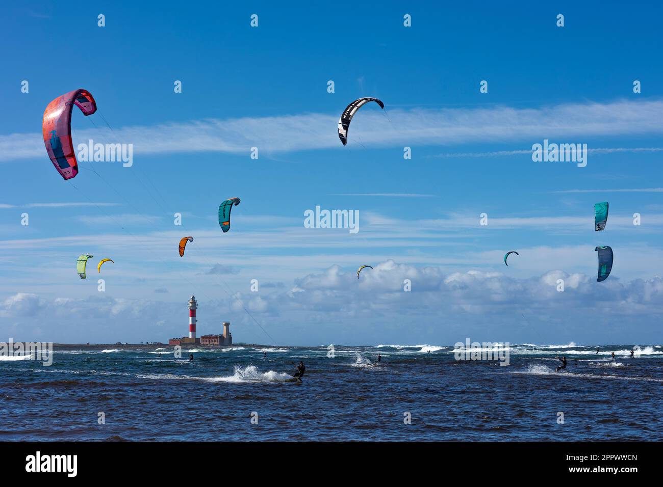 Kite surf a El Cotillo Fuerteventura con il faro di El Toston sullo sfondo Foto Stock