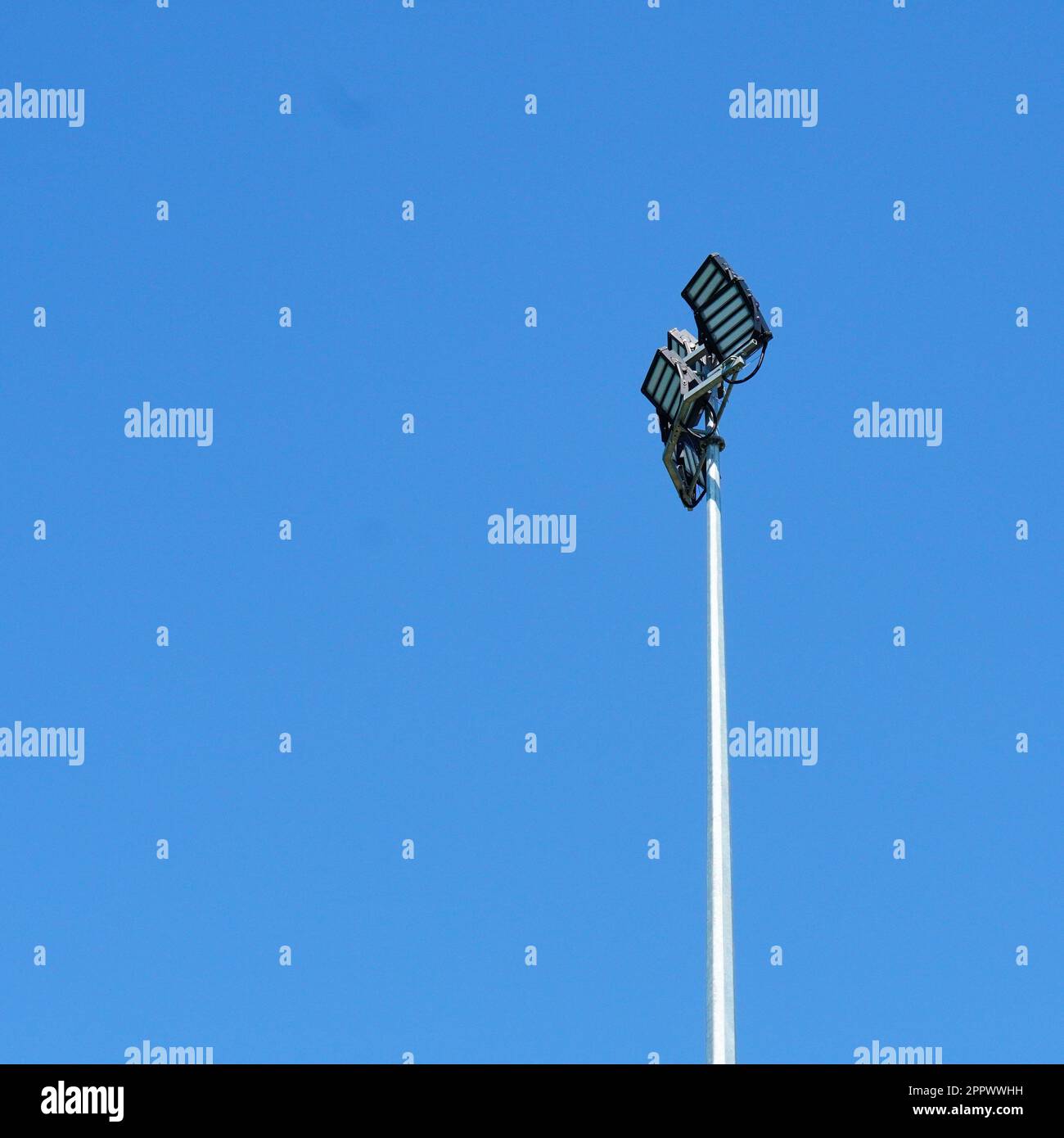 Un polo di illuminazione del campo sportivo contro un cielo blu. Foto Stock
